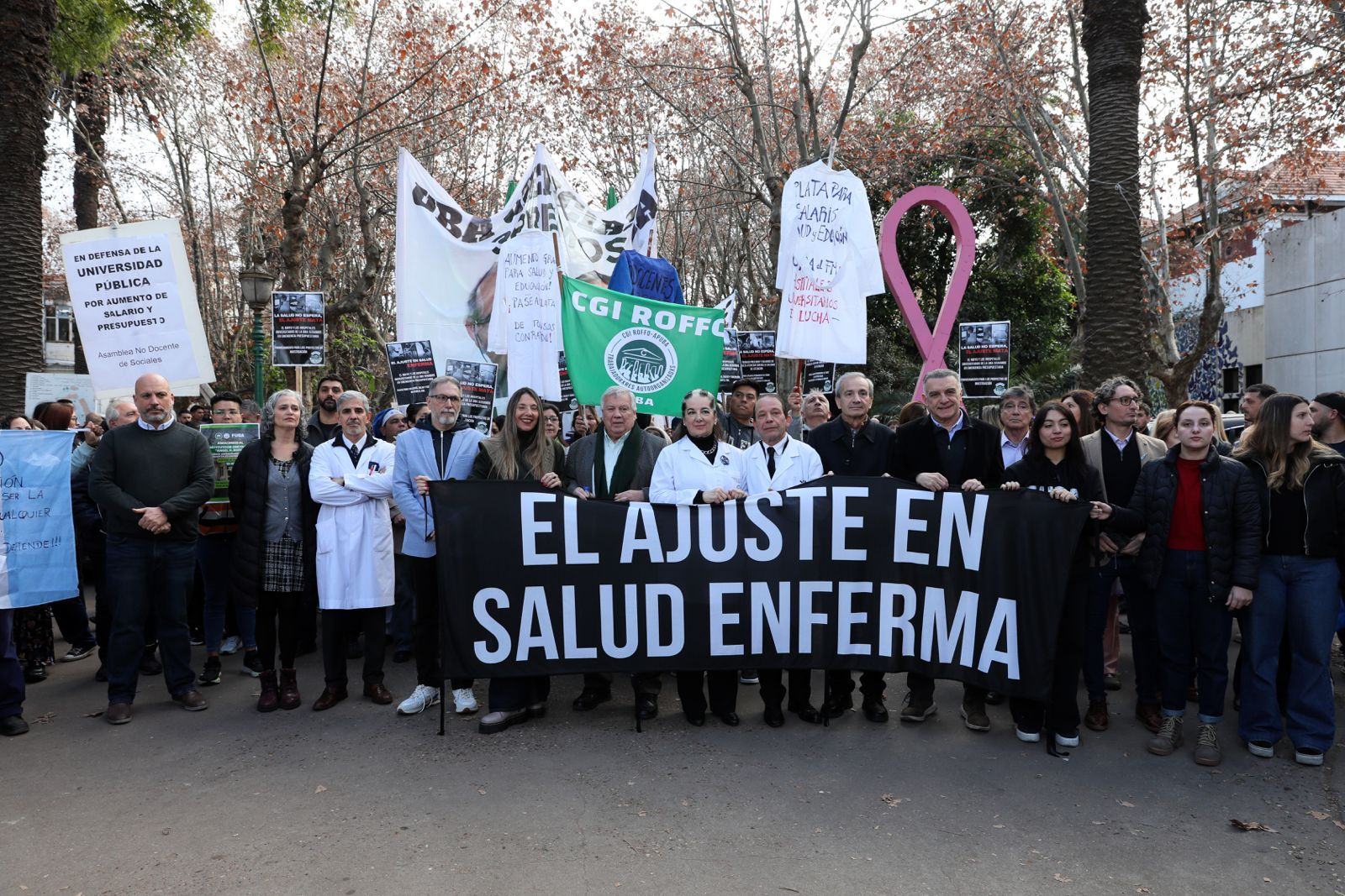 Masivo abrazo simbólico al Hospital Roffo: pacientes y médicos se manifestaron en contra del desfinanciamiento