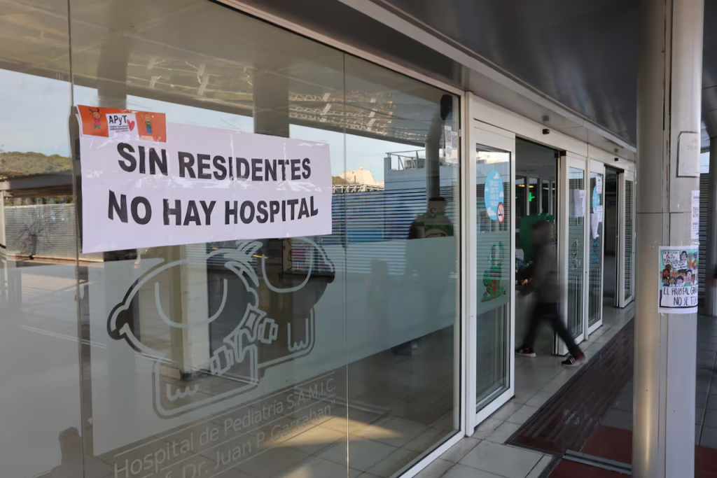 El Gobierno modificó por decreto las residencias médicas: del empleo a la beca formativa, con fuerte rechazo de los profesionales 2 image 4