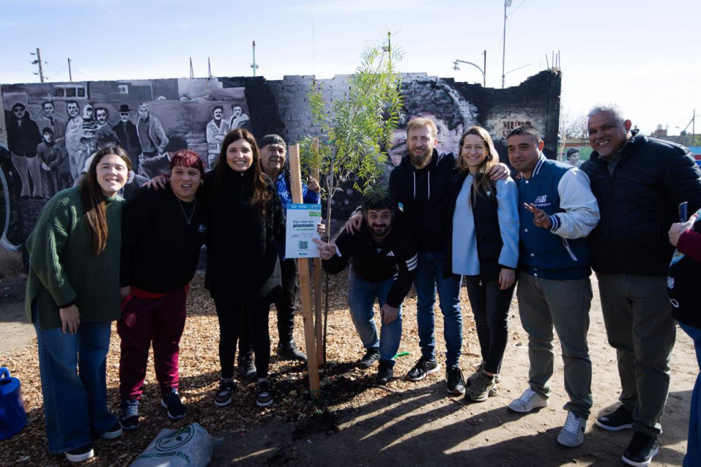 Campaña con sello maradoniano: Dirigentes de Fuerza Patria recorrieron el “Potrero de D10S” en Villa Fiorito 3 image 46