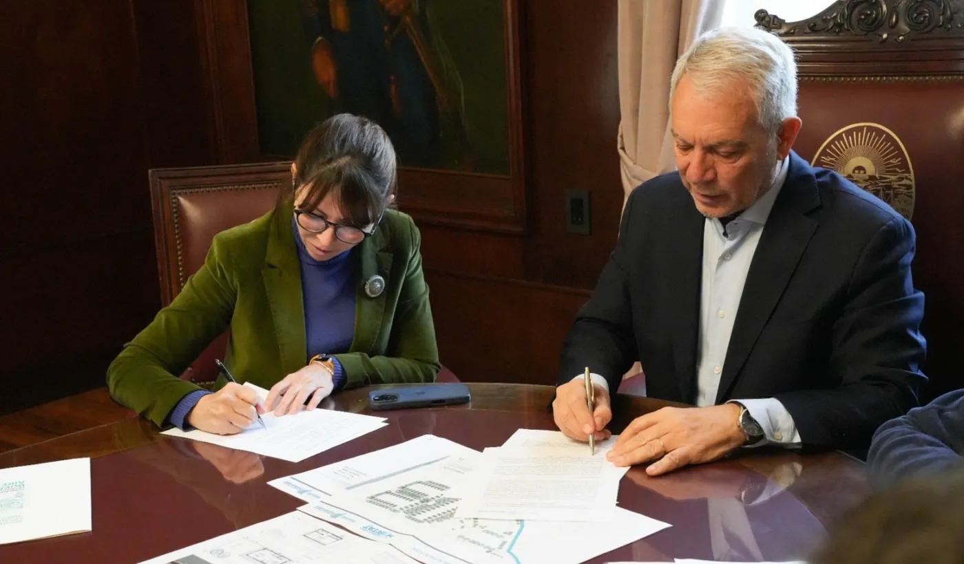 Alak firmó un acuerdo con Batakis y la UOM para construir 66 viviendas en La Plata