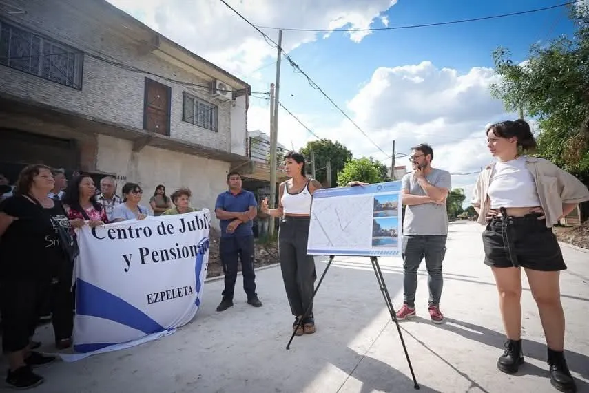 Mendoza recorrió obras en Ezpeleta y cuestionó el impacto social del Gobierno nacional