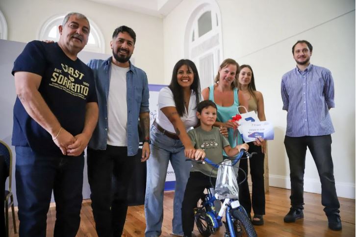 Quilmes: Mieri entregó habilitaciones y distinguió a comercios locales