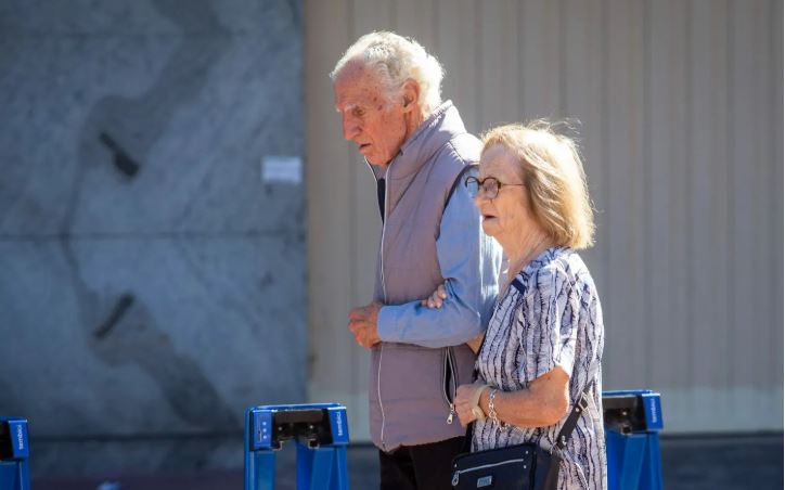 Jubilaciones en caída libre por el ajuste de Milei que sostiene el superávit