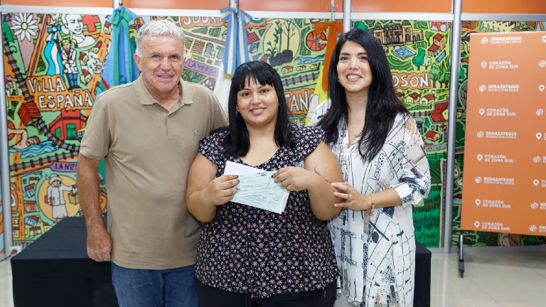 Berazategui: entregaron subsidios habitacionales a 29 familias y reforzaron el apoyo al deporte local