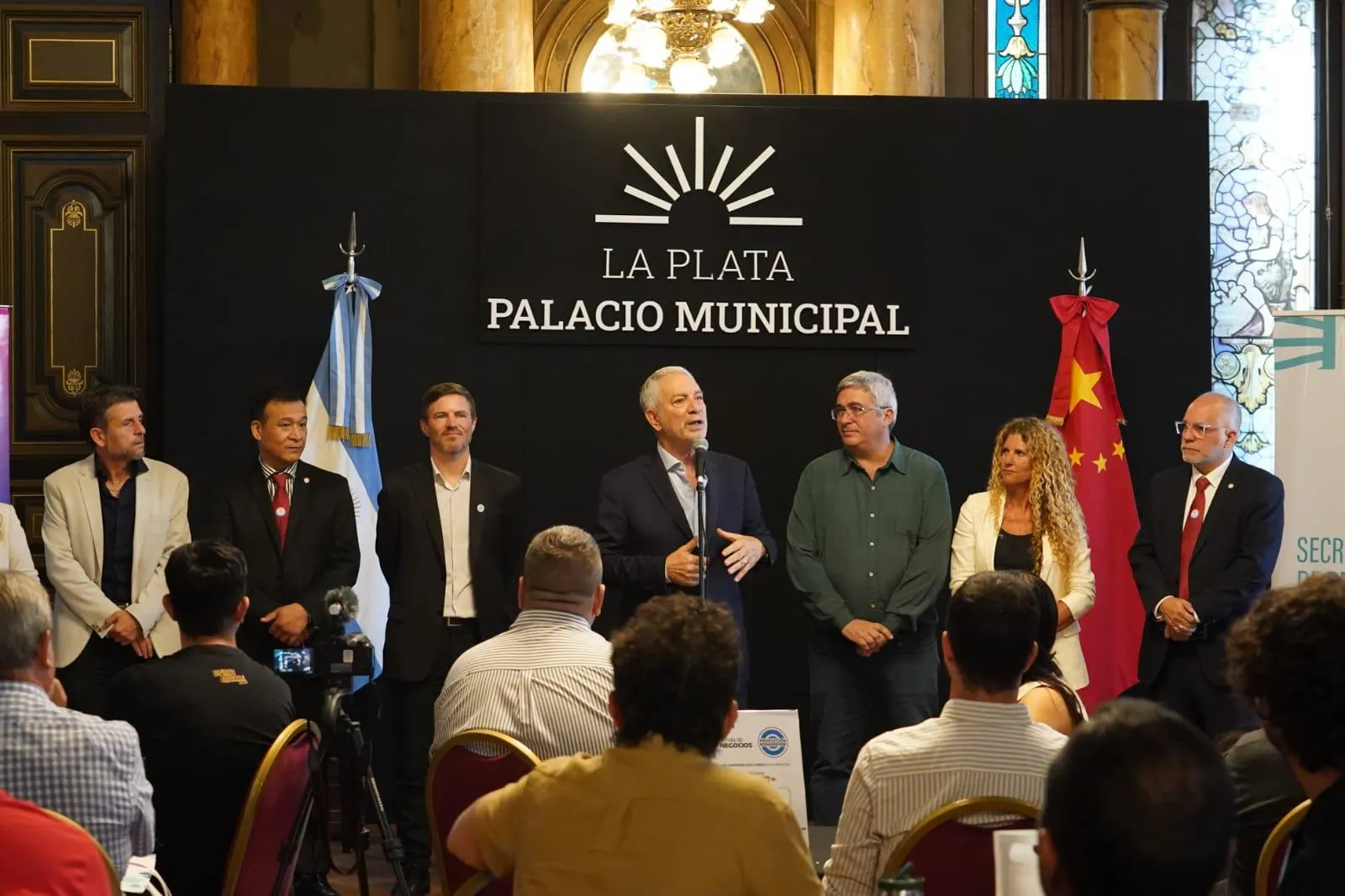 La Plata: Alak encabezó una ronda de negocios con empresarios chinos en el Palacio Municipal