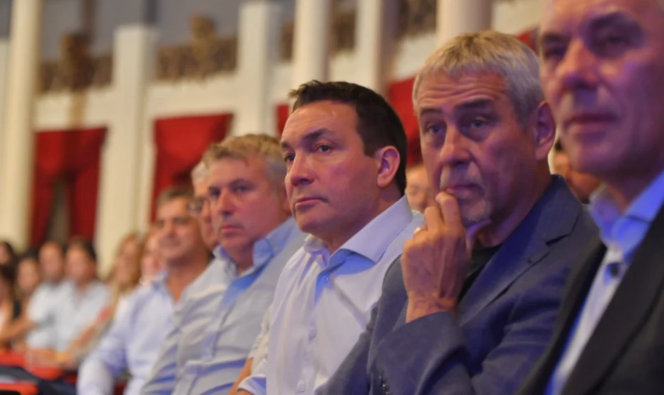 multimedia.grande.92ef4552607957b5.Z3JhbmRlLndlYnA