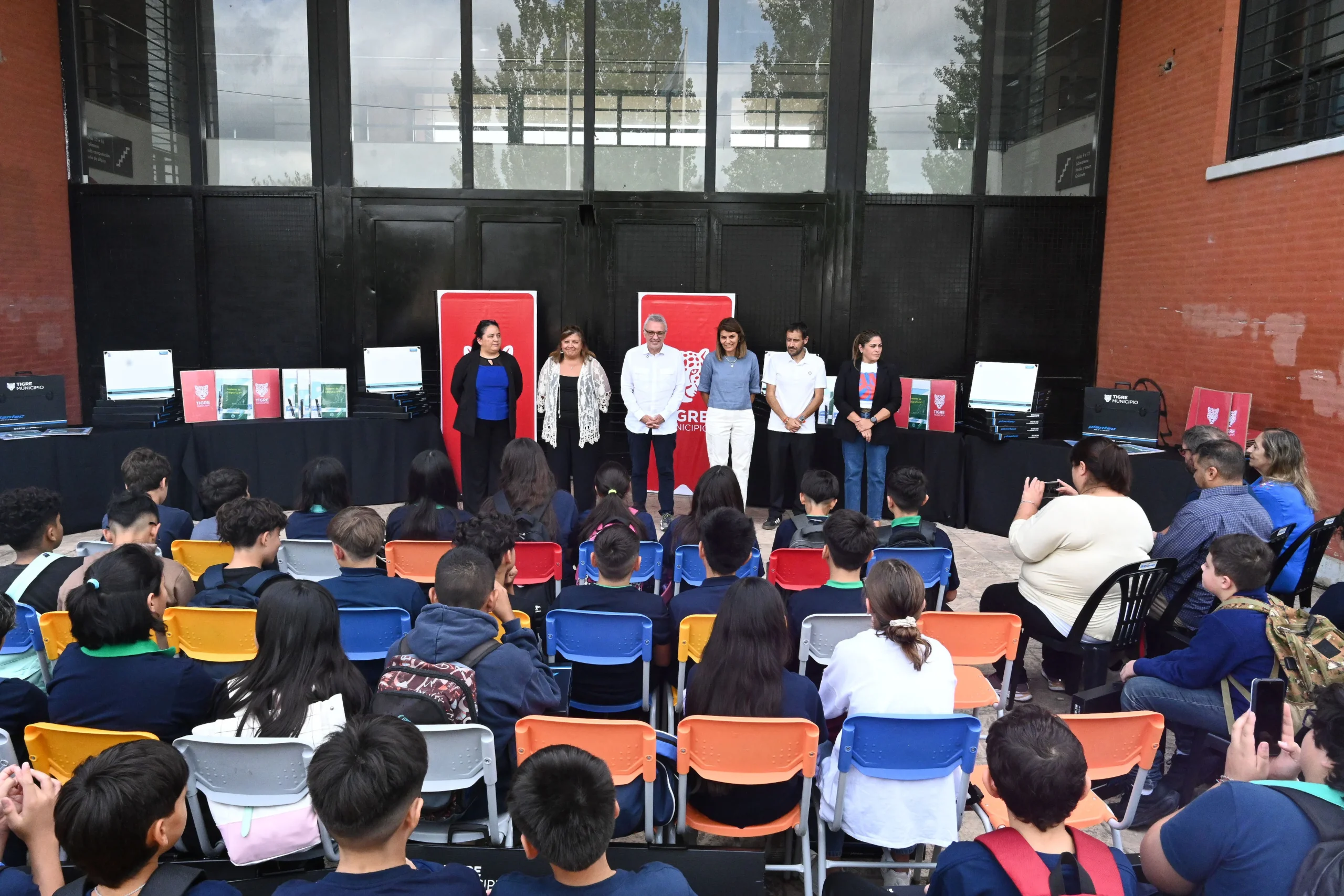 Tigre: Zamora entregó kits escolares a estudiantes y reafirmó el apoyo a la educación técnica