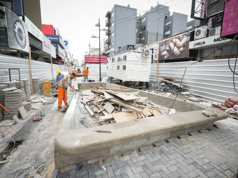Lomas de Zamora: avanza la renovación de la peatonal Laprida con nuevas veredas, luces y espacios verdes