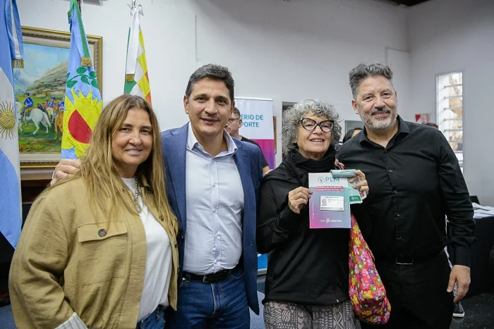 Merlo: entregaron 150 Pases Libres y Menéndez destacó el trabajo con Provincia