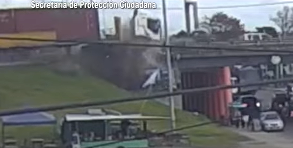 Tigre: un camión chocó contra el guardarrail en Benavídez y cuatro personas resultaron heridas