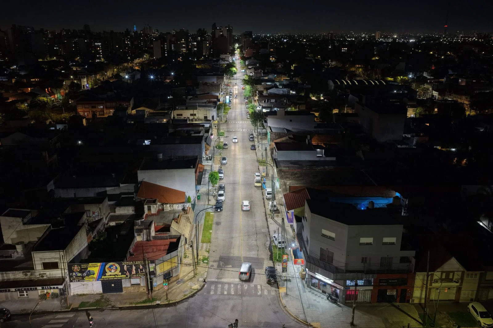 Lanús: avanzan las obras de iluminación y pavimentación con financiamiento municipal