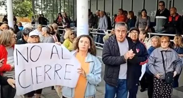 Info Amba 6 Jubilados a la deriva por el cierre del Hospital PAMI Hurlingham: “No somos juguetes de nadie, hemos trabajado toda la vida”