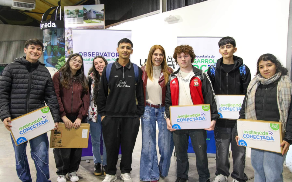 Avellaneda: Sierra entregó 3.800 netbooks a estudiantes de 54 escuelas secundarias