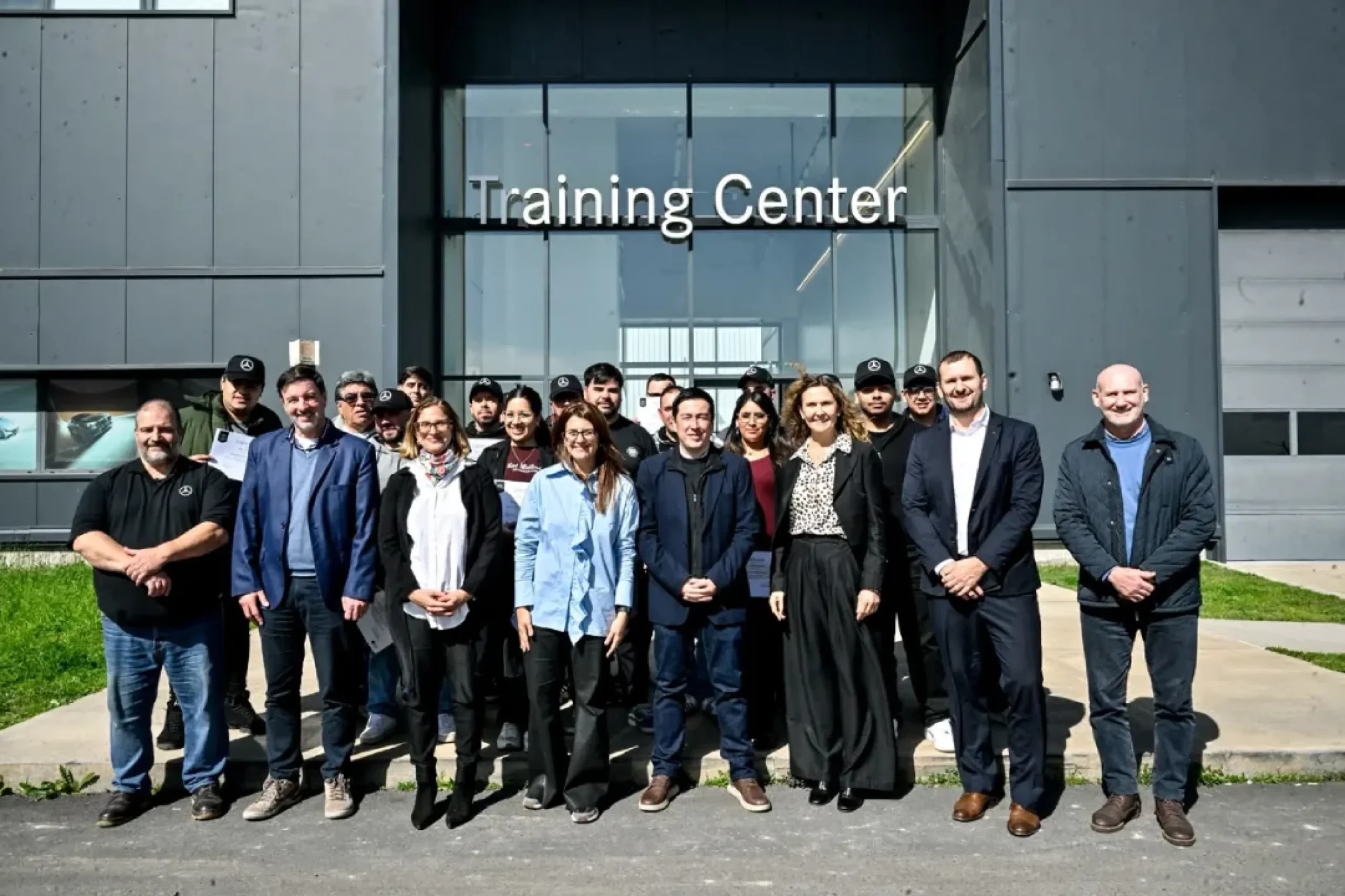 Malvinas Argentinas: estudiantes se capacitan en Mercedes-Benz y Nardini busca sumar más empresas