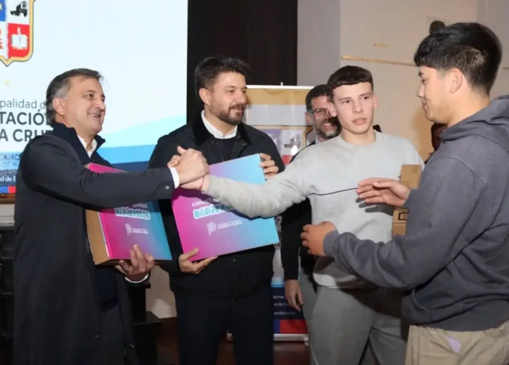 Exaltación de la Cruz: entregaron computadoras y avanzaron con nuevas obras y mejoras educativas