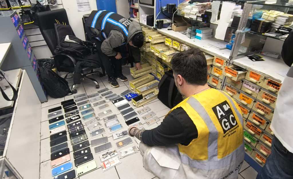 CABA: clausuraron 112 locales por venta y reparación de celulares robados