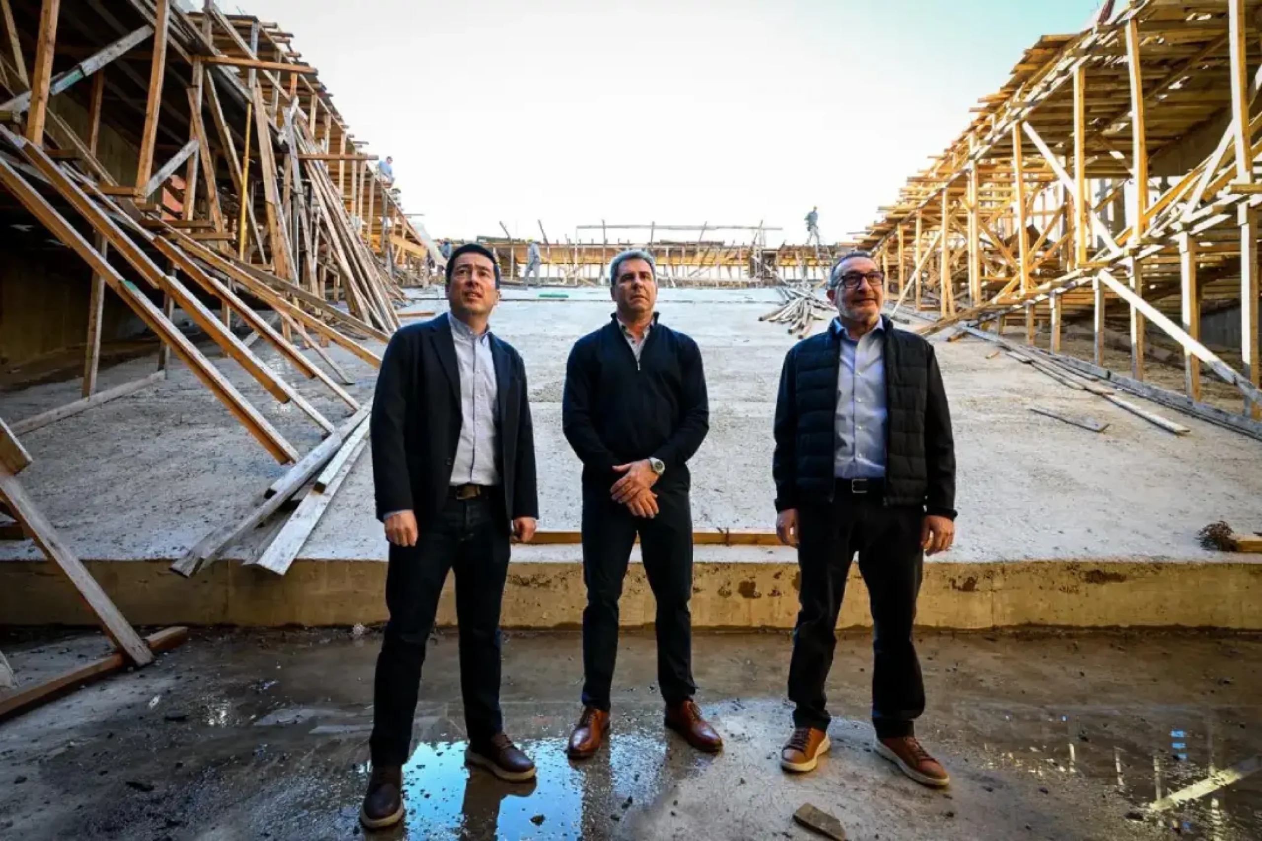 Malvinas Argentinas: Nardini y Uñac recorrieron las obras del futuro Teatro Municipal