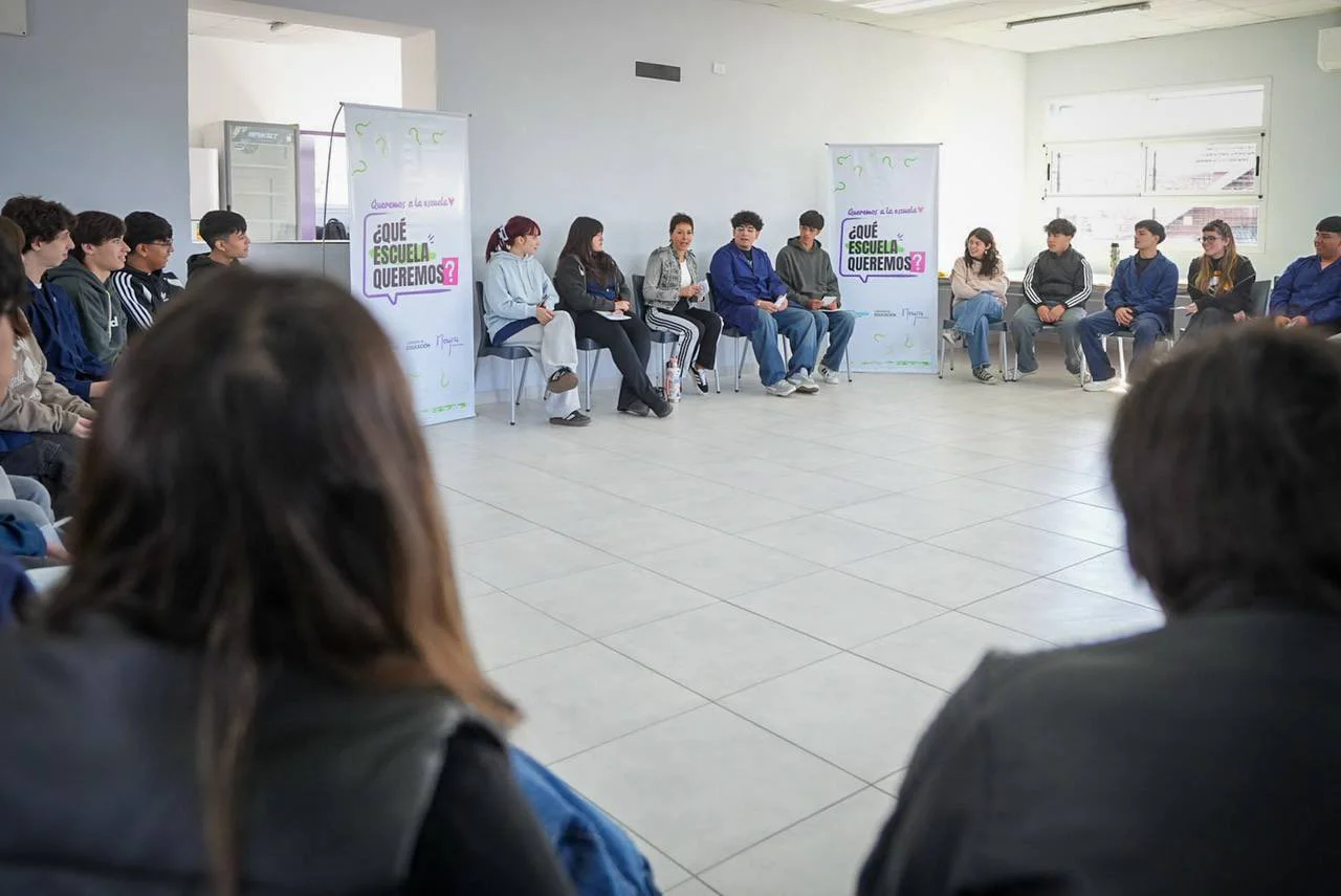 Quilmes: Mayra Mendoza debatió con estudiantes sobre la escuela que quieren