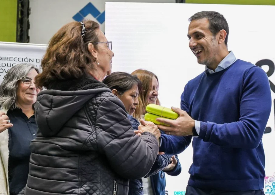 Lanús: entregaron anteojos gratuitos a 340 estudiantes de escuelas primarias para adultos