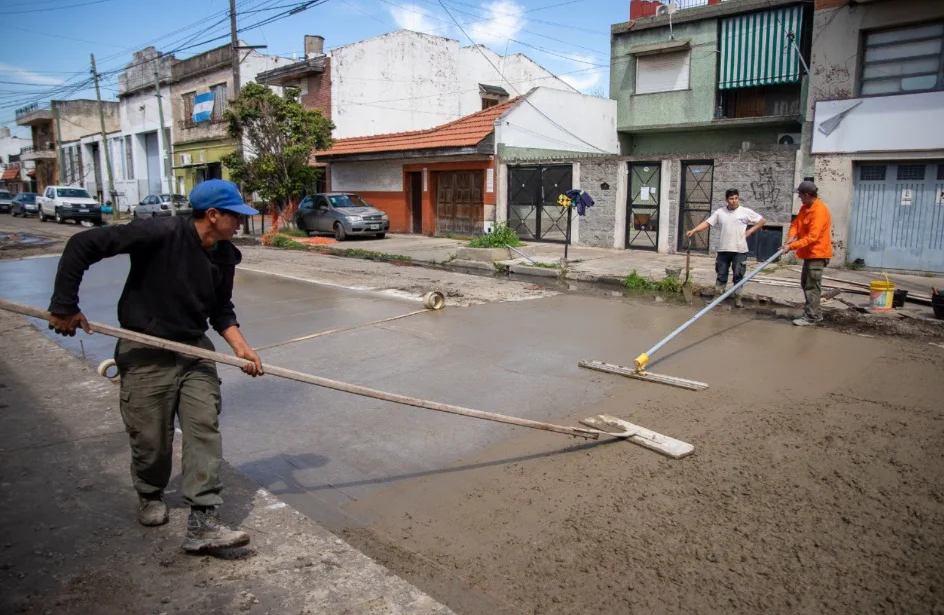 Lanús: avanzan las obras de pavimentación y bacheo con 11 frentes de trabajo diarios