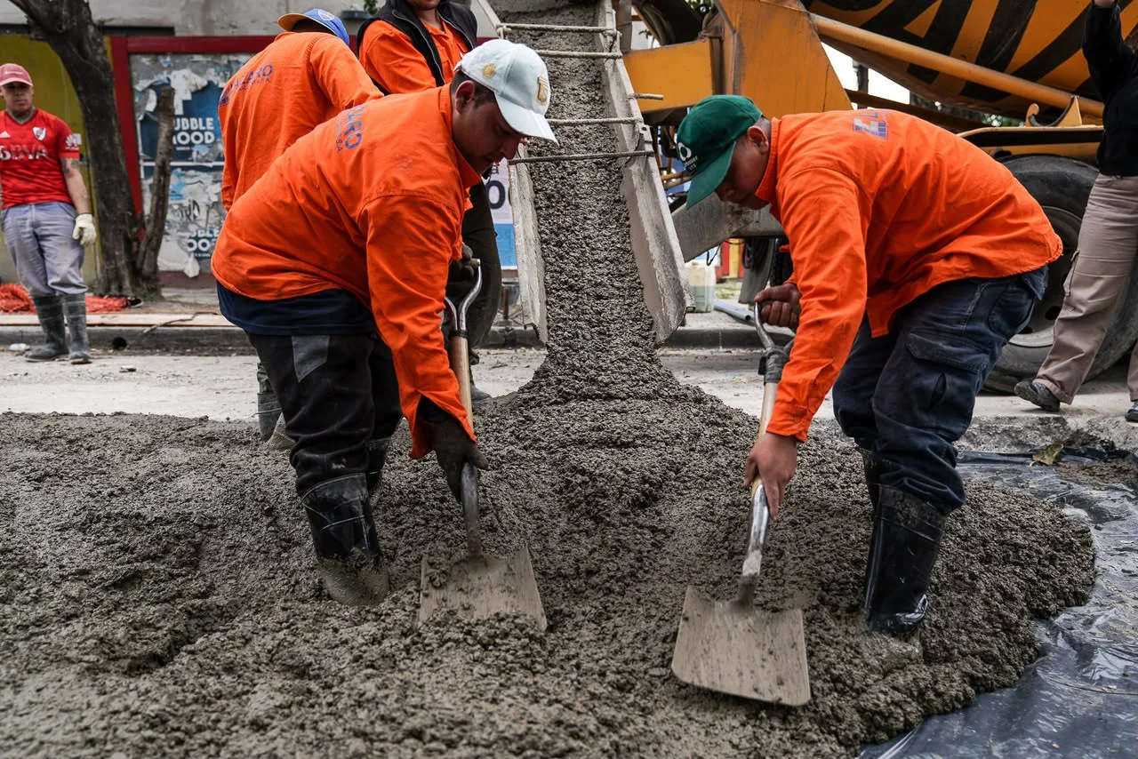 Lanús: avanzan las obras de pavimentación en 800 cuadras y la recuperación de un corredor verde de cinco kilómetros